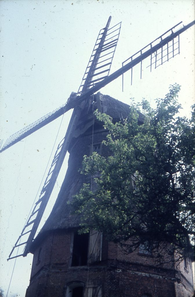 1969 - Heiser Mühle - Der erste Mühlenflügel wird abgenommen