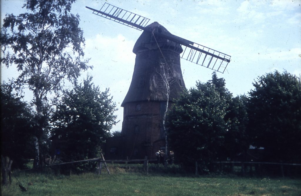 1969 - Heiser Mühle - Der erste Mühlenflügel ist unten