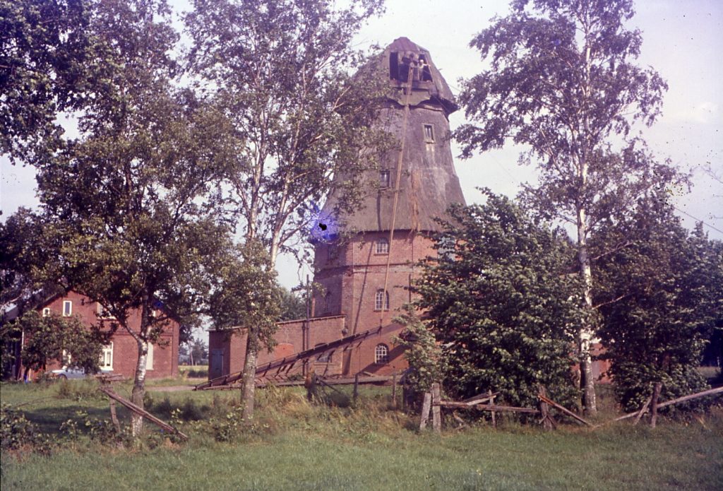 1969 - Heiser Mühle - Herablassen des zweiten Mühlenflügels