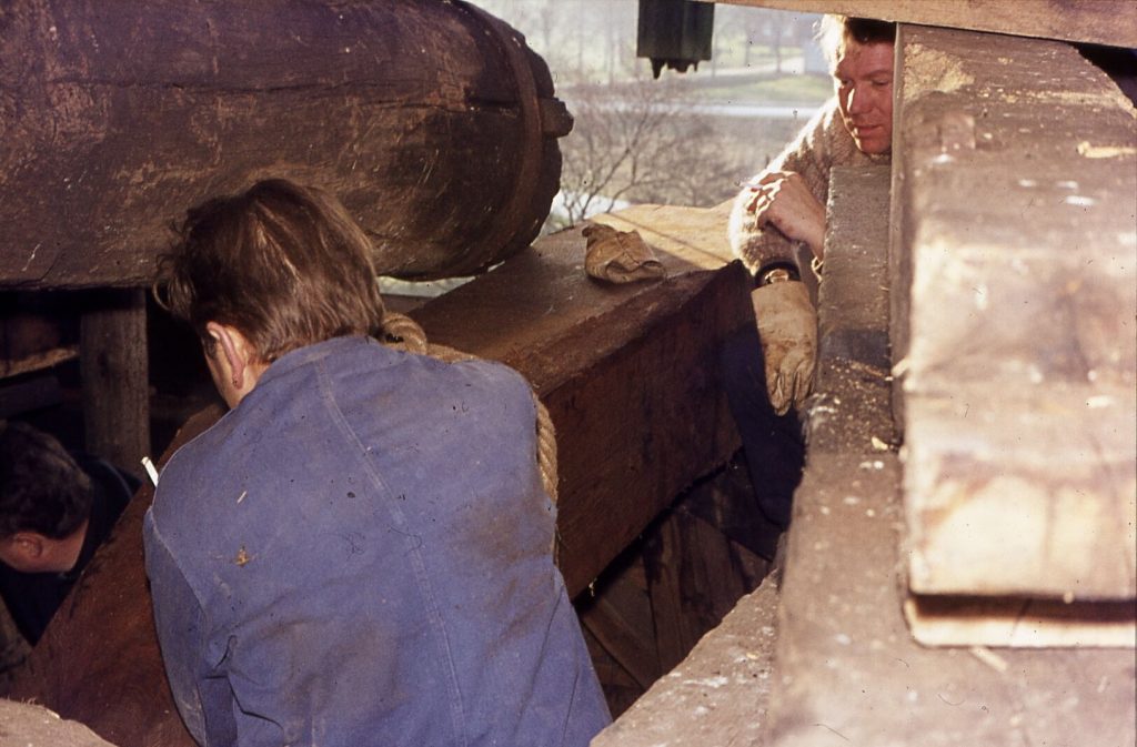 1975 Erneuerung der Kehrbank - Der witterungsexponierte Teil des Fugbalkens wird durch Anschäften eines Balkens erneuert